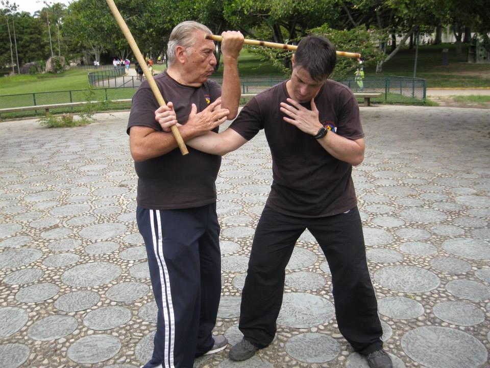 El Guru Bruno realizando una demostración de una técnica conmigo de "tori".