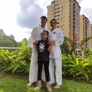 Feliz día del karate. Foto de la familia karateka.