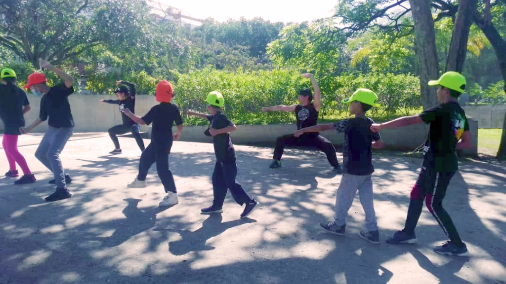 Niños de la escuela realizando forma báscia.
